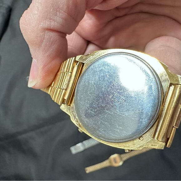 Vintage Medana Retro 80s Ladies Gold Tone Digital Watch Sold As Is. - Picture 5 of 7